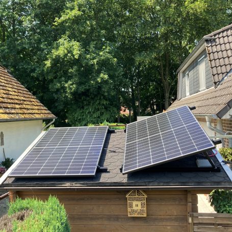 Balkonkraftwerk auf Schuppen, zwei Solarmodule