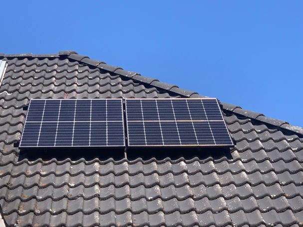 Balkonkraftwerk auf Ziegeldach, Stecker-Solar-Anlage, zwei Solarmodule