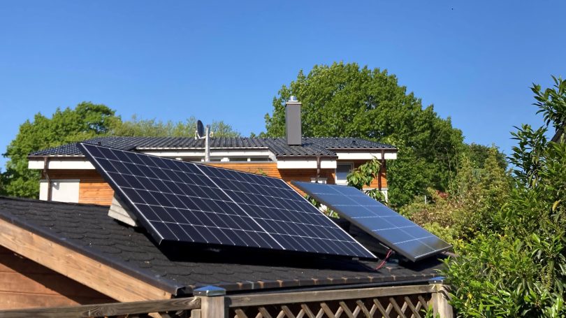 Balkonkraftwerk auf Gartenhaus, zwei Solarmodule