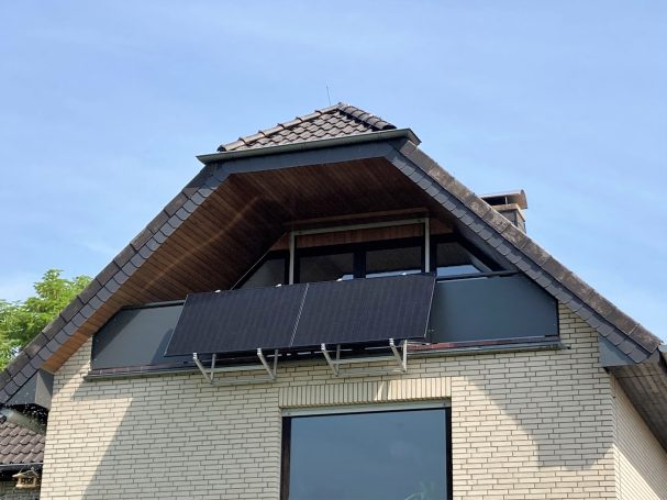 Balkonkraftwerk an Balkongeländer, Stecker-Solar-Anlage, zwei Solarmodule