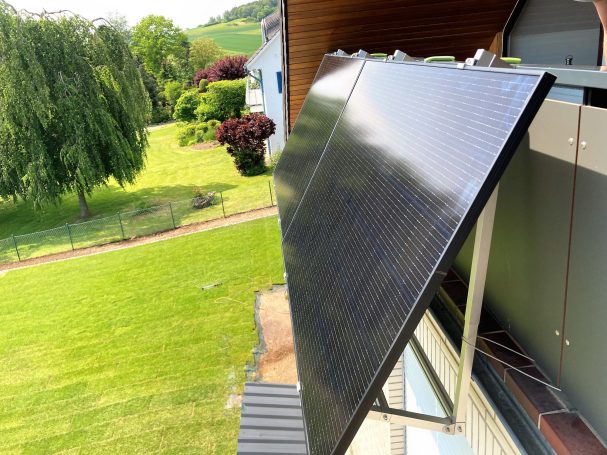 Balkonkraftwerk an Balkongeländer, Stecker-Solar-Anlage, zwei Solarmodule