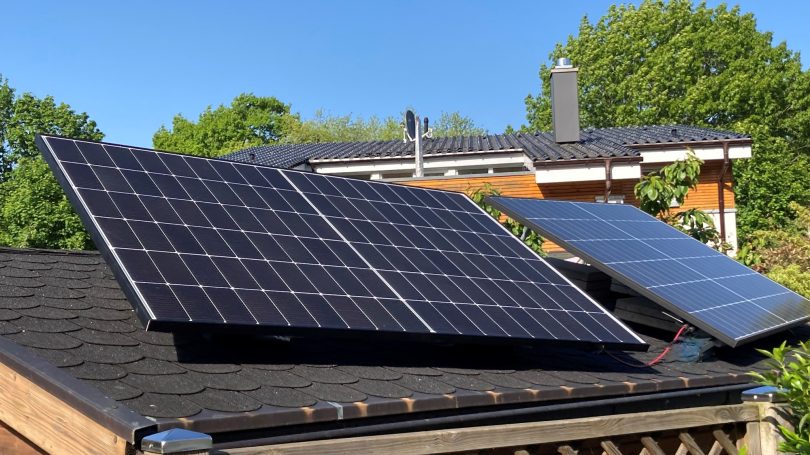 Balkonkraftwerk auf Gartenhaus, zwei Solarmodule